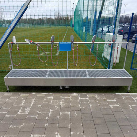 Waschplatz für Fussballschuhe mit Handwaschbürste