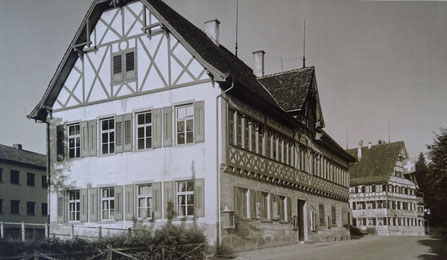 das alte Rathaus, im Hintergrund der Adler