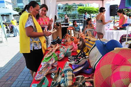 Artesanías en zapatos, bolsos y sombreros mostradas en la 'Feria del Color'. Manta, Ecuador.