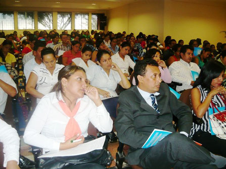 Participantes en un simposio sobre calidad educativa en la Uleam de El Carmen. Manabí, Ecuador.