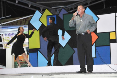 Fernando Donoso canta en la plaza cívica durante una noche de "Jueves Culturales". Manta, Ecuador.