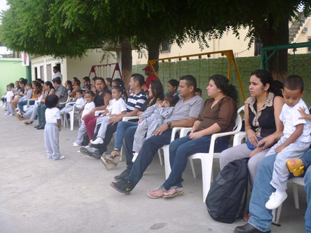 Padres y madres de familia en un acto por el Día del Padre en la Escuela Luz Sánchez Cedeño. Manta, Ecuador.