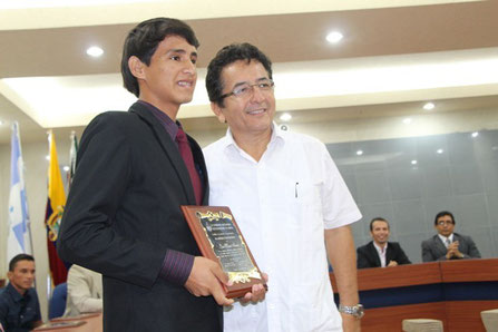 Yorman Reyes Plúa, recibe presea municipal por sus méritos de tenista; entrega el alcalde Jorge Zambrano. Manta, Ecuador.