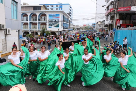 Grupo de la Escuela Municipal de Danza del Cantón Manta, Ecuador.