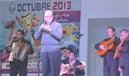 Cantante aficionado, Dr. Andrés Jácome, del Club Excelencia de la ciudad de Manta, Ecuador.