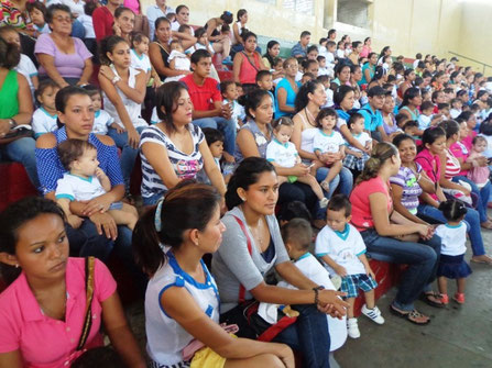 Niñitos en brazos de sus respectivas madres, durante un agasajo oficial a los centros infantiles del buen vivir en Calceta, Bolívar. Manabí, Ecuador.