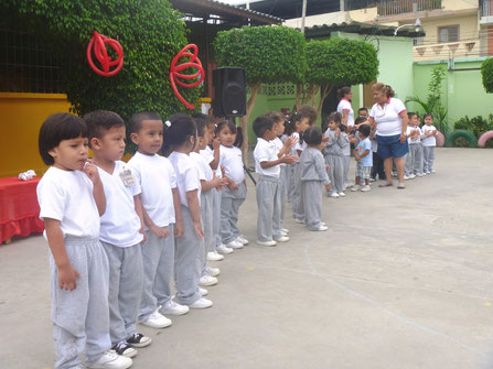 Niños de escuela pública inicial "Luz Sánchez Cedeño", en formación para homenajear a sus padres. Manta, Ecuador.