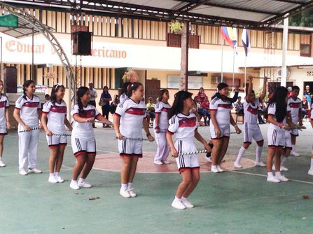 Estudiantes de la U.E. Americano presentan coreografía de gimnasia rítmica. Manta, Ecuador.