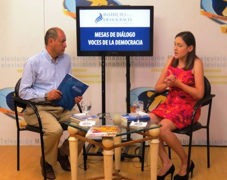 María Gabriela Hernández, directora jurídica del Instituto de la Democracia, responde las preguntas del entrevistador.                                                                                  