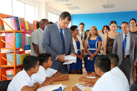 El primer mandatario ecuatoriano interactuá con estudiantes de la U.E. Manta, mientras el ministro de Educación observa.