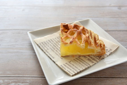 切り分けられたアップルパイののったお皿。