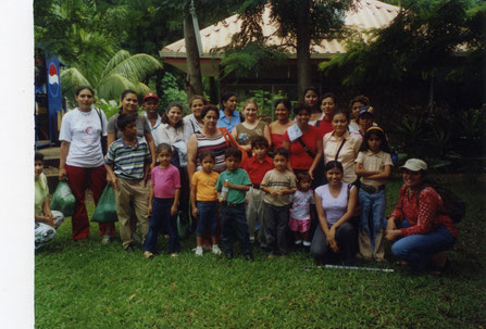 MIRIAM 2004: Ausflug der Stipendiatinnen von MIRIAM Managua mit ihren Kindern anlässlich des Internationalen Kindertages