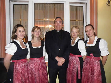 Unsere freundlichen Mädls vom Service, mit der passenden schwarz-roten bayrischen Tracht.