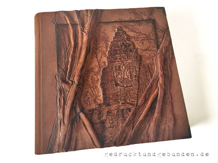 Fotoalbum Urlaubsalbum Hochrelief "Angkor Wat", Bezug Rauleder naturbraun mit farblicher Nachbearbeitung.