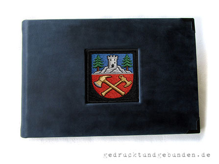 Ledereinband mit Stadtwappen gestickt in Aussparung, Wappen als qualitativ hochwertiger Aufnäher.