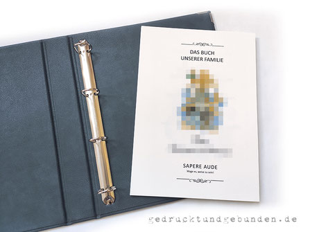 Individuelles Buch der Familie, Ringbuch für DIN A4, Kalbsleder graublau außen und innen, Buchecken und 4-Ringmechanik D-Form Füllhöhe 30mm, individuell bedruckte Titel- und Registerblätter aus 300g-KartonKarton