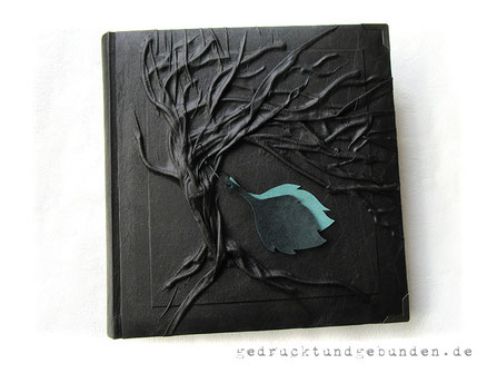 Fotoalbum Baumbestattung schwarz, Hardcover mit Hochrelief Baum des Lebens und Blatt-Applikationen, 30cm x 30cm, 100 Seiten weiß mit Pergamin.