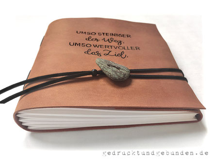 Fotoalbum 25cm x 25cm, Softcover-Ledereinband mit Einschlag, Rindsleder naturbraun im Used-Look, kurzer Buchverschluss mit Stein-Knopf, Lederbranding individueller Spruch außen und innen.