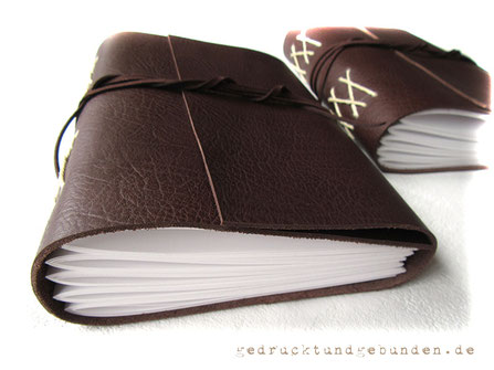 A5 Lederbuch dunkelbraun Softcover Einband mit Überschlag gerade geschnitten Kreuzstichbindung und umlaufendem Buchverschluss