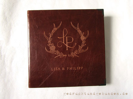 Hochzeitsgästebuch, Ledereinband, Hardcover, Gravur Hochzeitslogo und Namen, Metall-Buchecken.