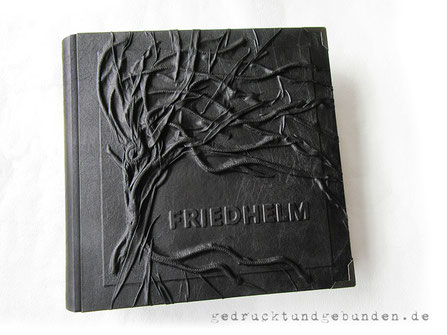 Fotoalbum Baumbestattung schwarz, Hardcover mit Hochrelief Baum des Lebens und Flachrelief Name, 30cm x 30cm, 100 Seiten weiß mit Pergamin.