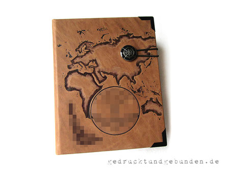 Reisetagebuch, A5 Hardcover, Brandmalerei Weltkarte rundum und Logo, Glattleder braun Vintage-Optik, kurzer Buchverschluss, Metallknopf mit Kompass-Motiv.