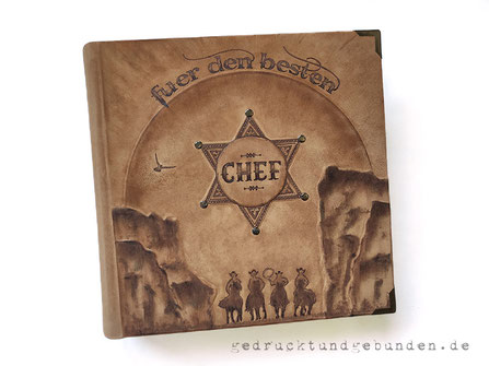 Fotoalbum Abschiedsgeschenk CHEF, Ledereinband Hardcover Einbandgestaltung Kombination von Flachrelief und Brandmalerei, 30cm x 30cm, Beschläge altmessingfarben.