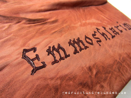 Bucheinband Leder personalisiert, individueller Schriftzug mit Ledermalfarbe dunkelbraun auf terracottafarbenem Leder