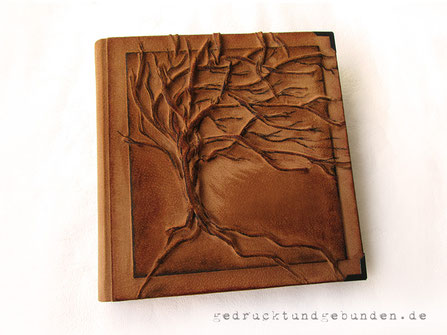 Fotoalbum Baum des Lebens, Hardcover mit Hochrelief Baum, 30cm x 32cm Hochformat, 100 Seiten naturweiß mit Pergamin, Metallbuchecken