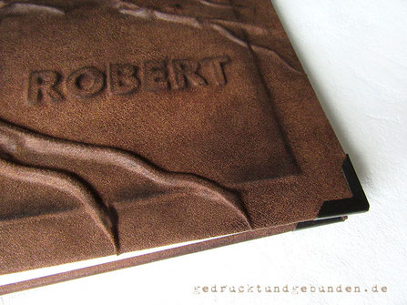 Hardcoverbuch Bucheinbandgestaltung Hochrelief Baum und erhabenes Flachrelief Name schattiert