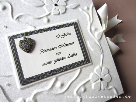 Fotoalbum Hardcover Stoffeinband naturweiss Hochrelief Blumen Ranken Halbperlen Coverdruck Herzanhänger silberfarben geschschwärzt