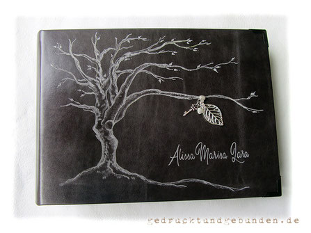 Fotoalbum Ledereinband Hardcover mit Handgravur Baum des Lebens und Name Lederalbum 35cm x 25cm 100 Seiten schwarz Metallbuchecken Schmuckanhänger Blatt Herz Schlüssel