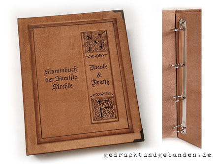 Handgefertigtes und personalisiertes Stammbuch, Hardcover in 3 Ebenen, Brandmalerei ornamentale Versalien, Lederordner 26cm x 32cm Hochformat, Leder naturbraun außen und innen, 4-Ringmechanik vernickelt, Q-Form 25mm Füllhöhe, Buchecken antikmessingfarben.