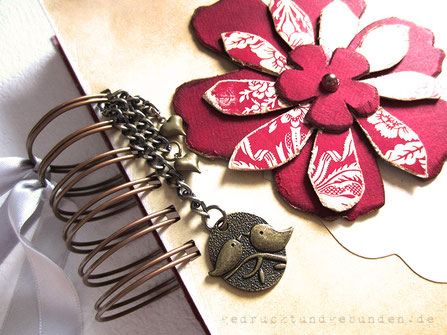 Handgefertigte Karton-Applikation Blume mit Schmuckpapieren dunkelrot vintage
