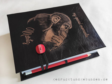 Lederbuch Hardcover, Gummibandverschluss mit Knopf, flexibler Gummiband Stifthalter schwarz, Einbandgestaltung Ledergravur Titel Name Affe