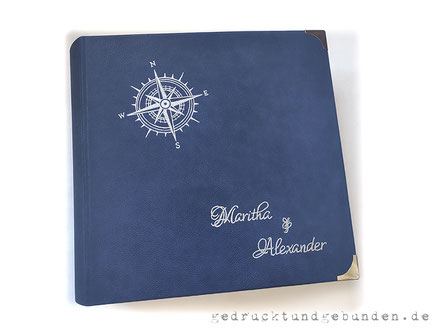 Fotoalbum Hochzeit, Leder blau, individuelle Handgravur Kompass und Namen, Nachbearbeitung silberfarben, Buchecken silberfarben