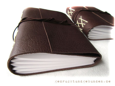 Tagebuch, Softcover-Bucheinband mit geradem Überschlag, Rindsleder braun, Kreuzstichbindung, umlaufende Lederkordel.