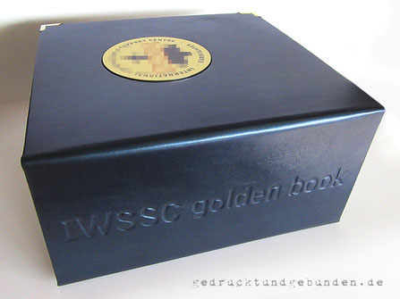 Ordner Ledereinband Hardcover Personalisierung Cover bedruckte Metallplatte in passgenauer Aussparung/Vertiefung befestigt und Flachrelief Firmenschriftzug auf dem Ordnerrücken
