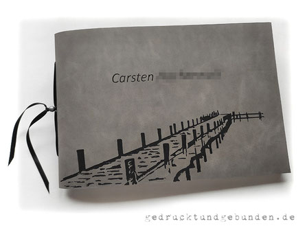 Kondolenzbuch, Bucheinbandgestaltung Name und Steg ins Wasser. Grafische Umsetzung eines Farbfotos im Stil eines Holzschnitts.