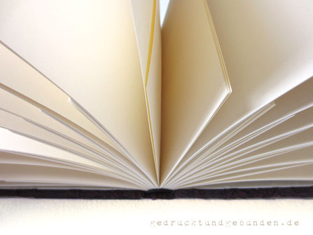 Handgefertigter Buchblock in Fadenheftung mit ganzen und halben Seiten, orgineller Buchblock für Tagebuch Gästebuch