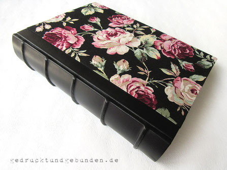 Fotoalbum Hardcover Halbband, Buchrücken mit falschen Bünden, bezogen mit schwarzem Leder; Buchdeckel mit Stoffbezug Japanstoff Leinen Rosenmotiv.