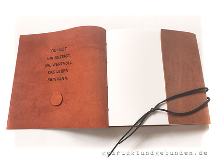 Fotoalbum 25cm x 25cm, Softcover-Ledereinband mit Einschlag, Rindsleder naturbraun im Used-Look, kurzer Buchverschluss mit Stein-Knopf, Lederbranding individueller Spruch außen und innen.