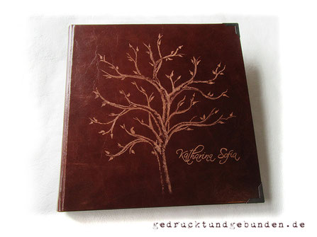 Fotoalbum Ledereinband Hardcover mit Handgravur Baum und Name; Lederalbum 30cm x 30cm 120 Seiten naturweiß Fadenheftung.