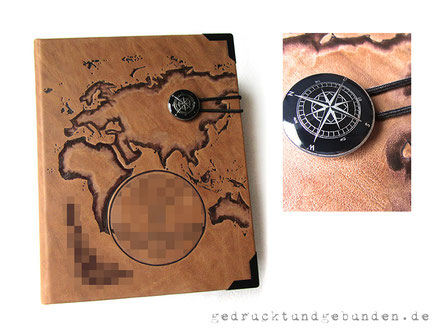 Lederbuch Hardcover mit Buchverschluss, Maritimer Metallknopf mit Kompass-Motiv in Schwarz-Silber 28mm und Gummiband rund schwarz, Reisetagebuch mit Lederbranding Weltkarte, Logo und Schriftzug.
