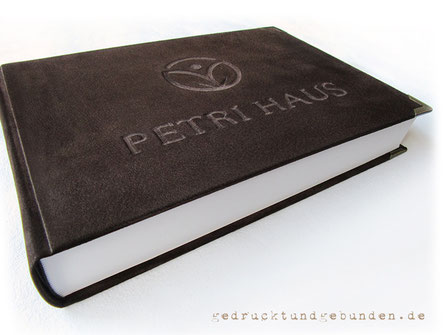 Handgefertigtes Lederbuch Seniorenstift "Petri Haus", Leder rau dunkelbraun, Bucheinbandgestaltung Logo und Schriftzug Flachrelief tiefliegend, 35cm x 25cm Querformat, 400 Seiten Fadenheftung, Buchecken