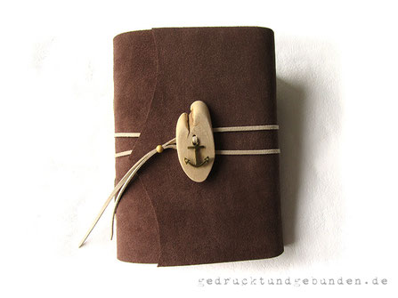 Tagebuch, Softcover-Bucheinband mit Überschlag, Leder mittelbraun, umlaufendes Lederband und Anker auf Treibholz