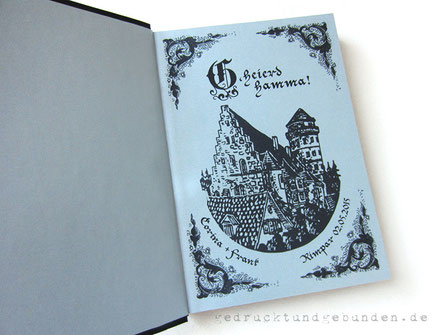 Fotogästebuch Hochzeit, Hardcovereinband Stoff schwarz, Buchblock schwarz, 50 Blatt/100 Seiten mit Pergaminzwischenblättern, Vorsatzpapier silberfarben rechts bedruckt, individuelles Layout.