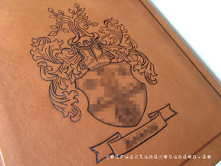 Lederalbum Heraldik, Brandmalerei Wappen nach Kundenvorlage, Fotoalbum Hardcover Ledereinband Glattleder naturbraun hell, Metallbuchecken schwarz