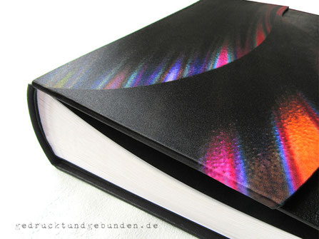 Fotogeschenk Fotoalbum Fotodruck auf Stoff, Hardcover-Bucheinband schwarz, Kontur bedruckter Stoff auf Karton aufgezogen und in 2. Ebene mit dem Grundeinband verbunden.