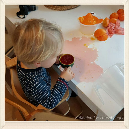 Der Lausebengel hilft fleißig mit, einen leckeren Kinderpunsch für Silvester zuzubereiten. Mit 'klick' auf das Bild geht es zum Rezept.